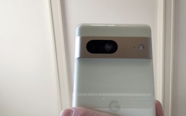 Owners of the Pixel 7 report cracked rear camera glass