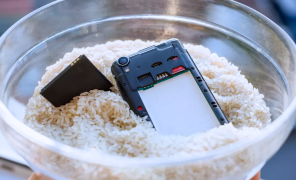 Apple Warns Against Rice Method for Wet Phones: Here’s Samsung’s Surprising Response!
